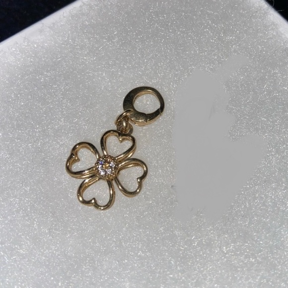 Fossil clover charm - Picture 4 of 15